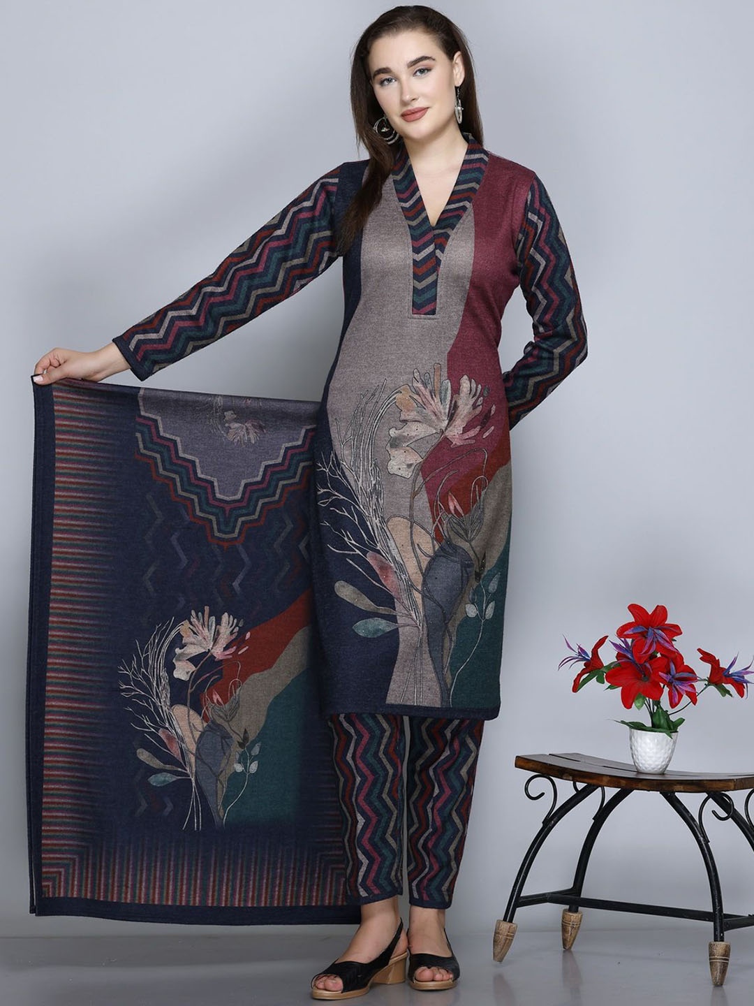 

EVORA Floral Printed V-Neck Straight Kurta with Trouser & Dupatta, Maroon