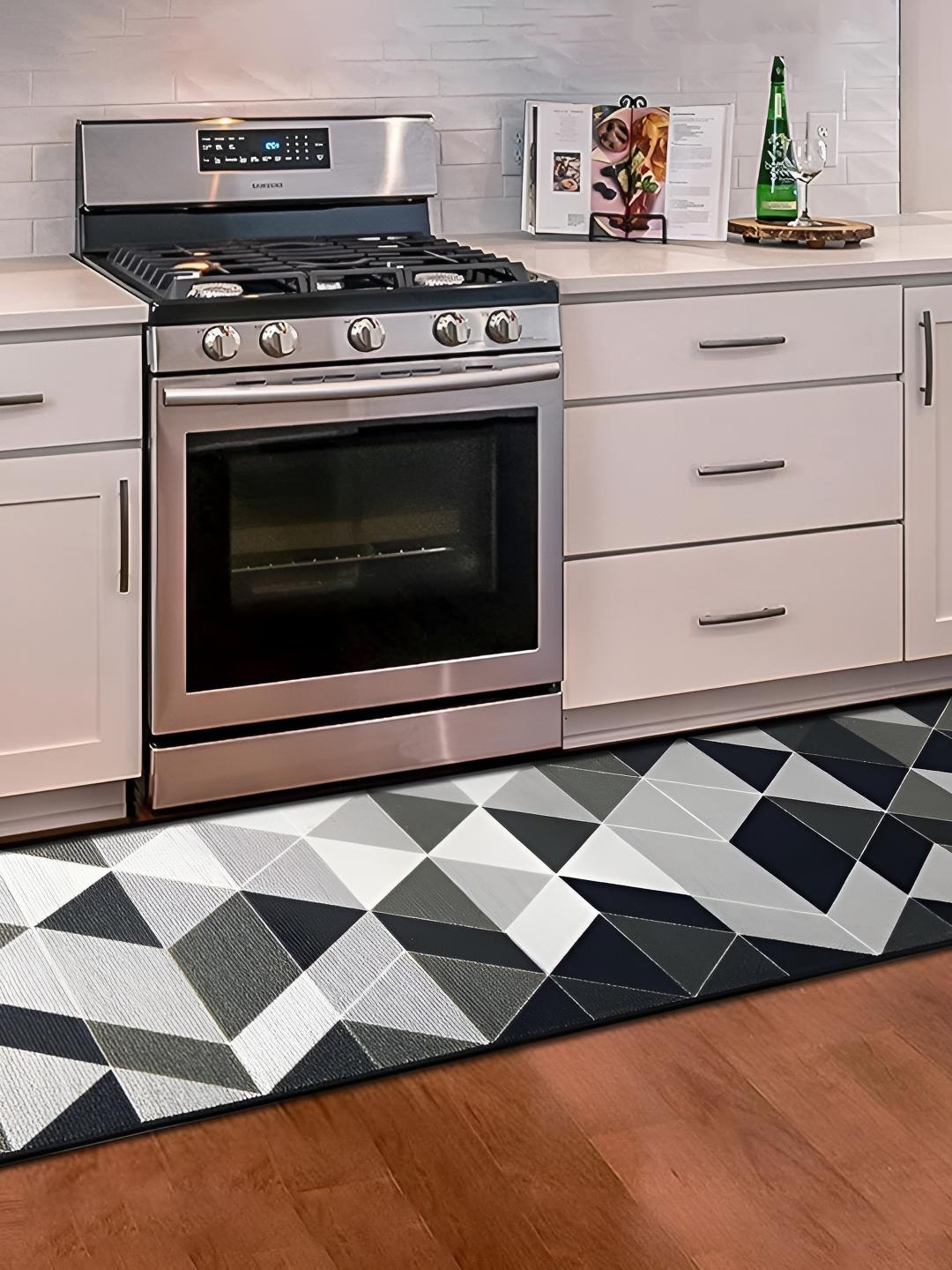 

Sapana Carpet-Mats Grey & Black Geometric Textured AntiSkid Floor Runner