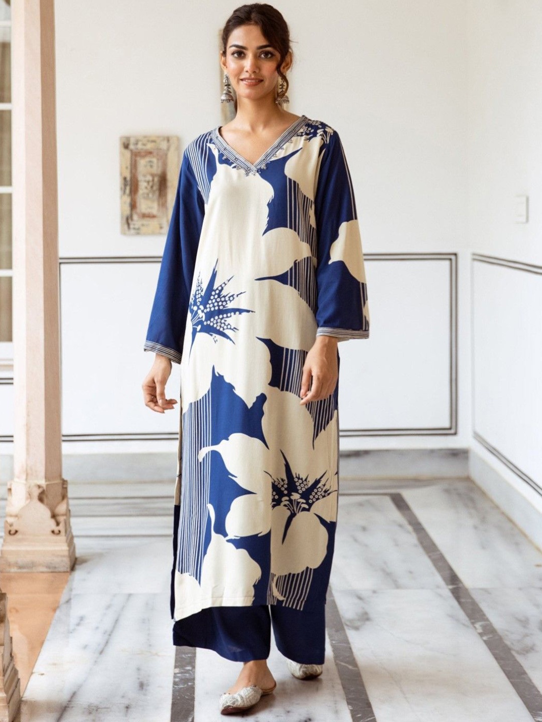 

AUTUMN LANE Floral Printed V-Neck Pure Cotton Straight Kurta with Palazzo, Navy blue