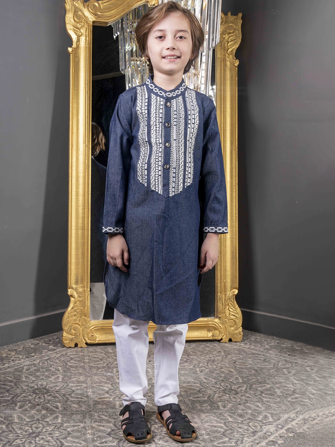 

HOITY MOPPET Boys Ethnic Motifs Embroidered Mandarin Collar Kurta With Trousers, Blue