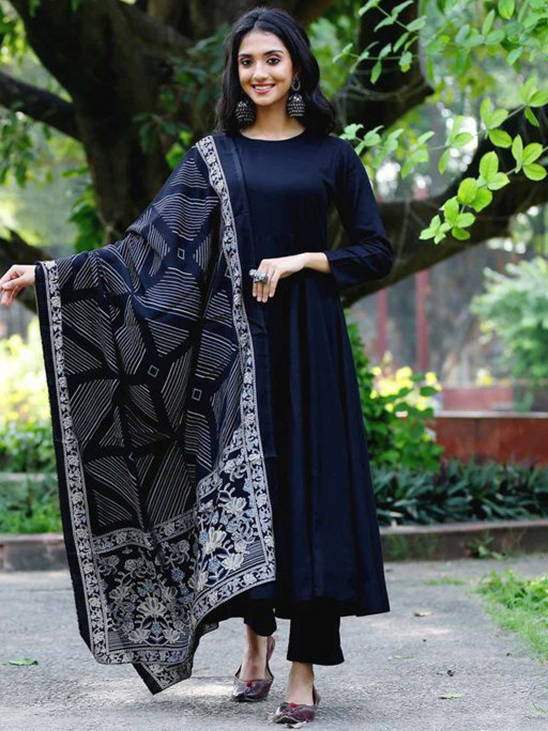 

BAESD Women Printed Kurta, Trouser & Dupatta Set, Black