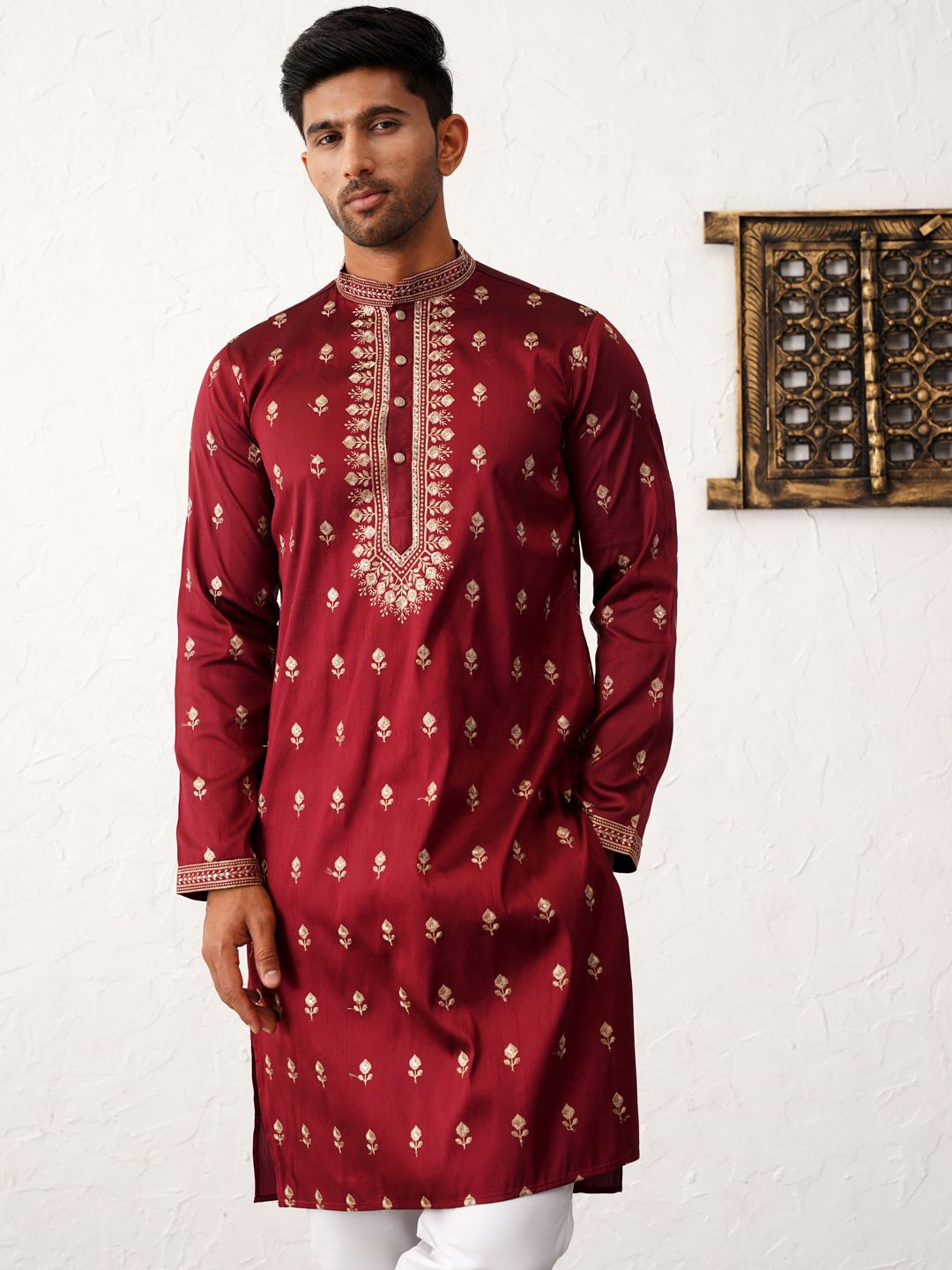 

Jompers Men Floral Embroidered Sequinned Floral Kurta, Maroon