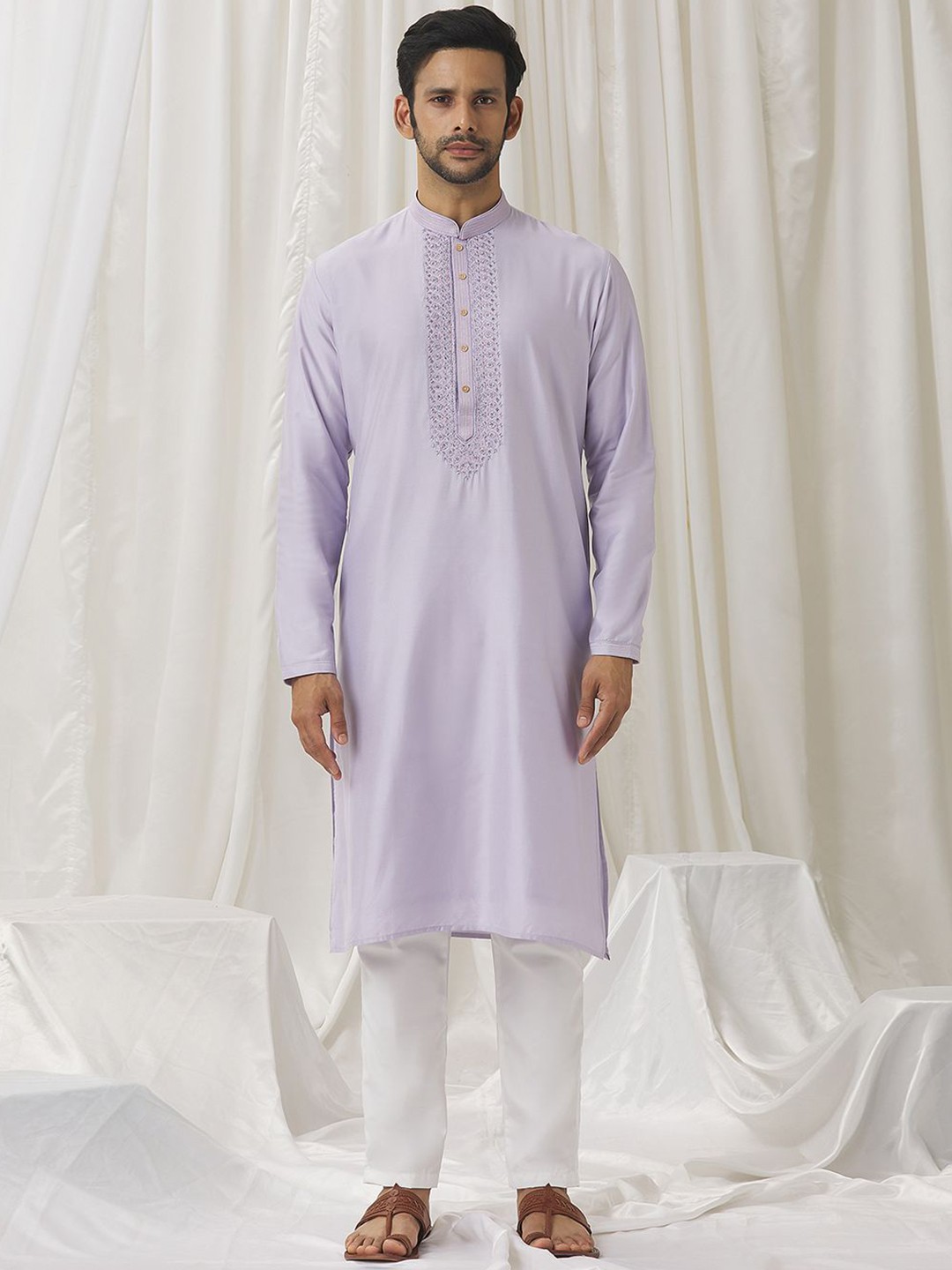 

Alaya Advani Floral Yoke Design Thread Work Silk Cotton Straight Kurta with Trousers, Lavender
