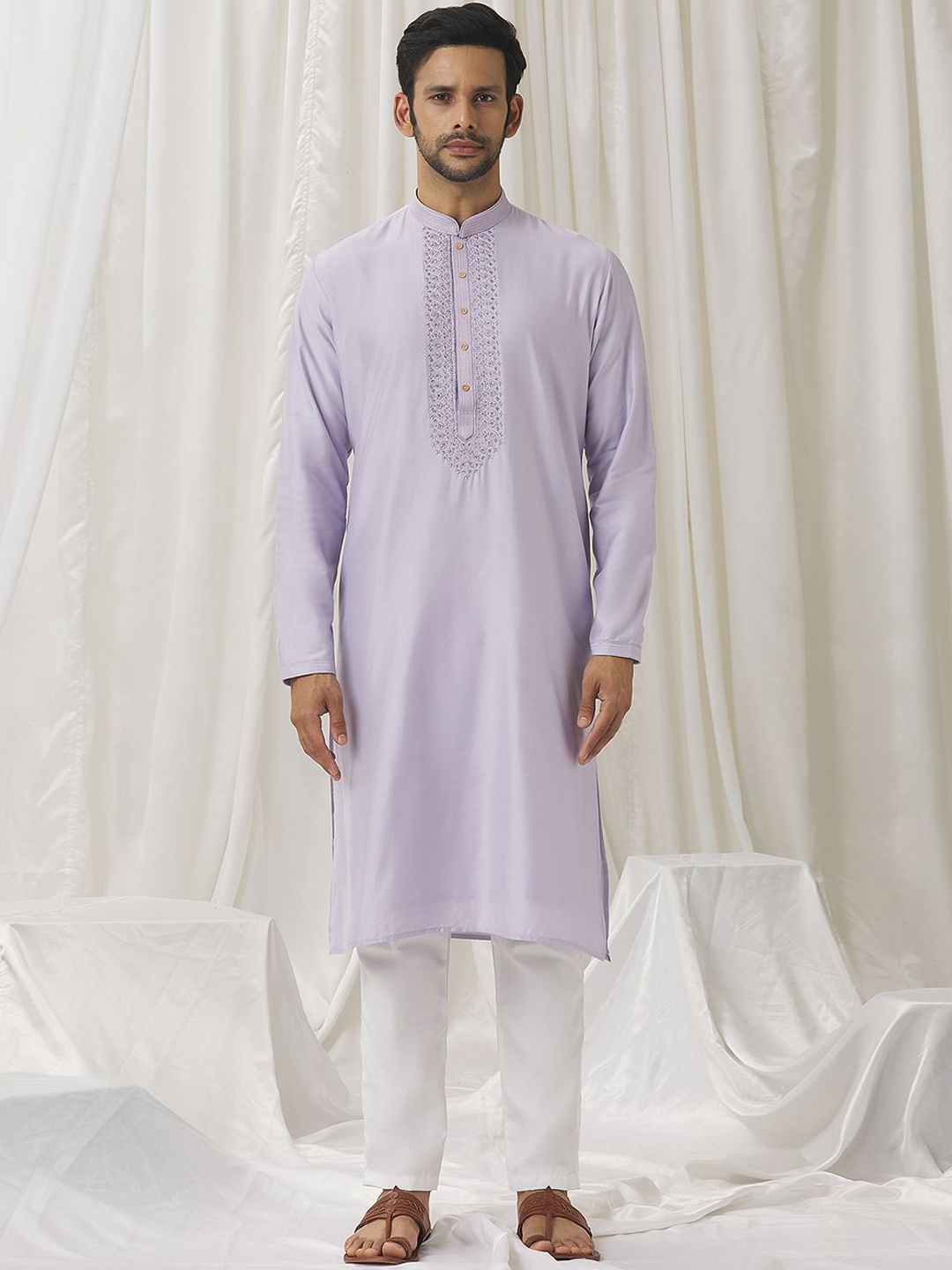 

Alaya Advani Floral Yoke Design Thread Work Silk Cotton Straight Kurta with Trousers, Lavender