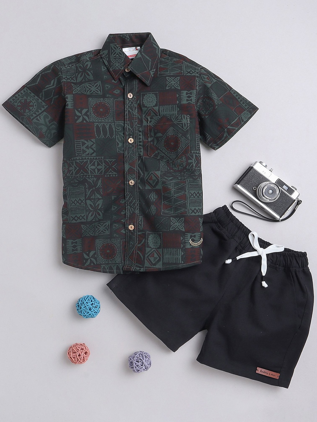 

BAATCHEET Boys Printed Shirt with Shorts, Green