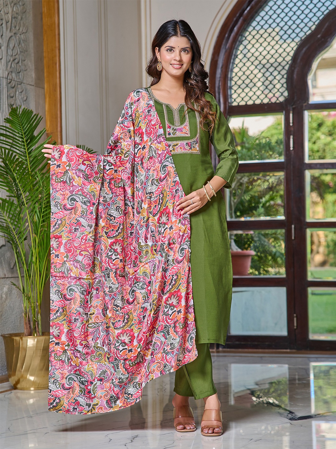 

CaniBani Printed Regular Chanderi Silk Straight Kurta with Trousers & Dupatta, Green