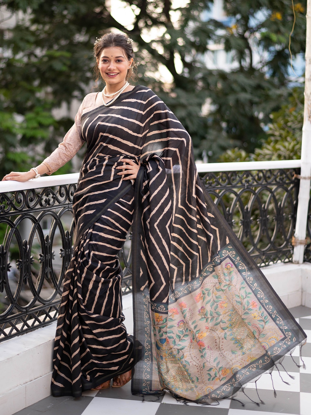 

AWRIYA Leheriya Printed Saree With Blouse Piece, Black