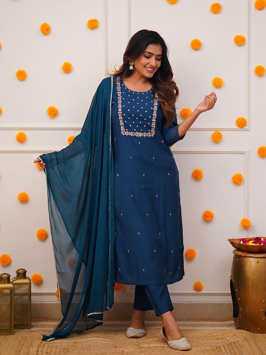 

CaniBani Yoke Design Regular Chanderi Silk Straight Kurta with Trousers & Dupatta, Teal
