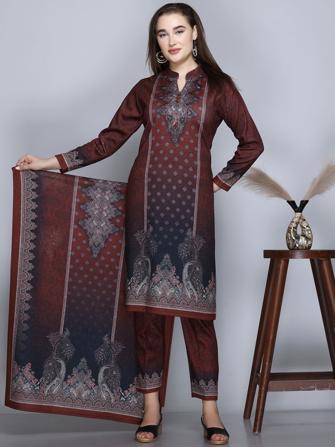 

EVORA Floral Printed Mandarin Collar Straight Kurta with Trouser & Dupatta, Maroon
