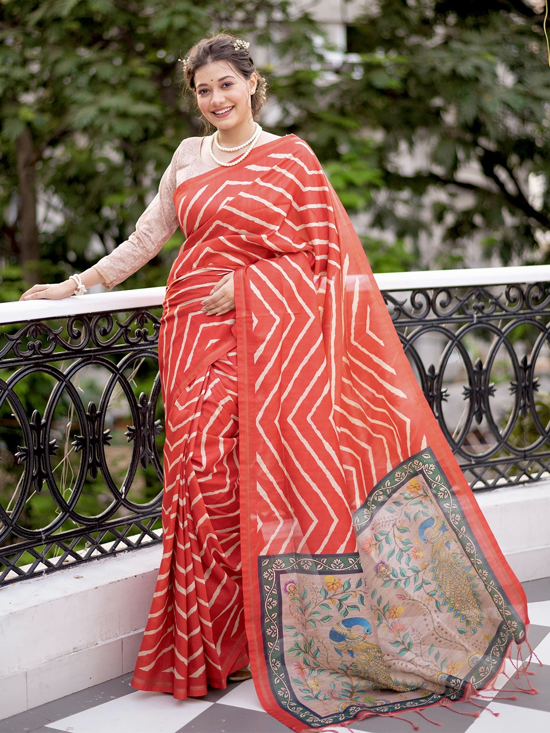 

AWRIYA Women Sarees, Red