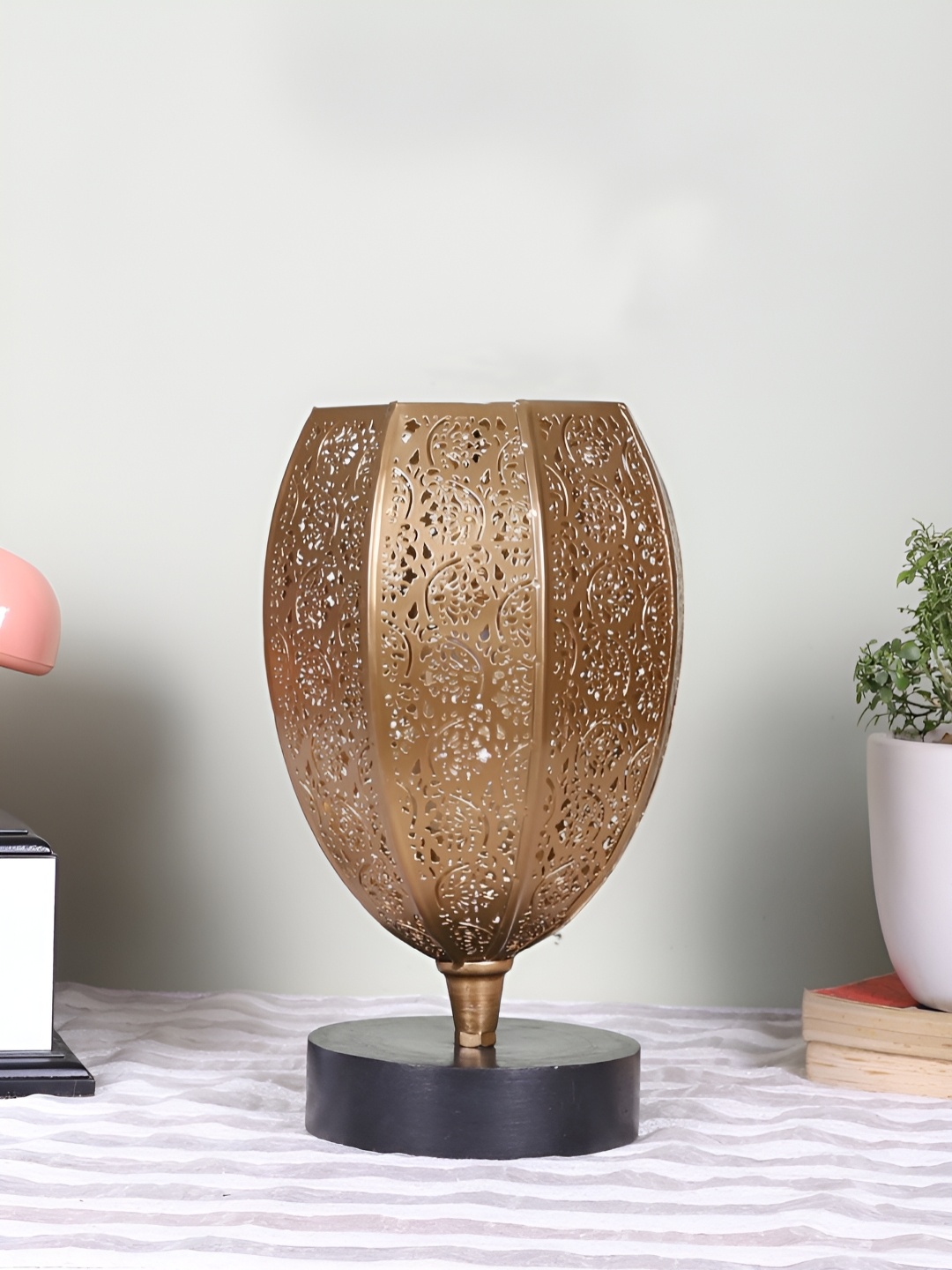

Devansh Black Metal Traditional Abstract Shaped Table Lamp