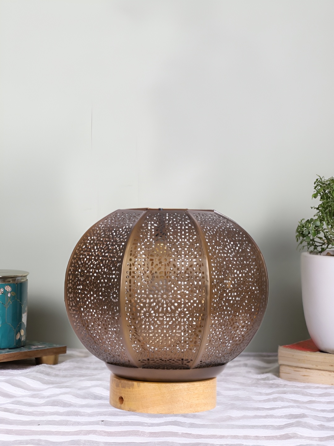 

Devansh Brown Textured Metal Traditional Spherical Table Lamp