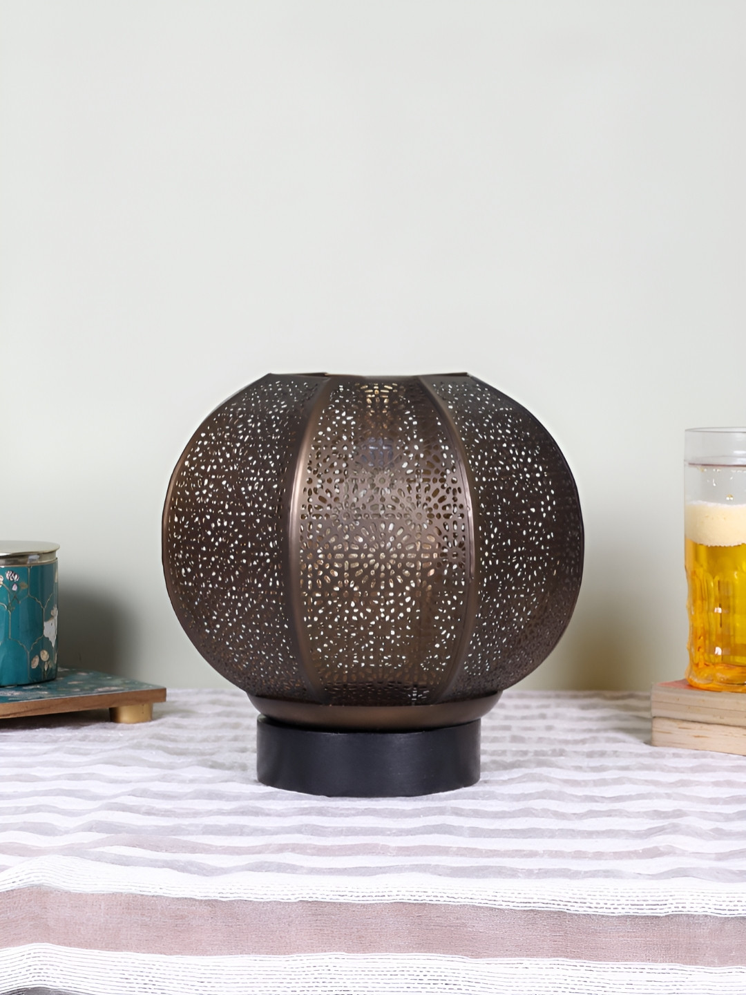 

Devansh Black Textured Metal Traditional Spherical Table Lamp