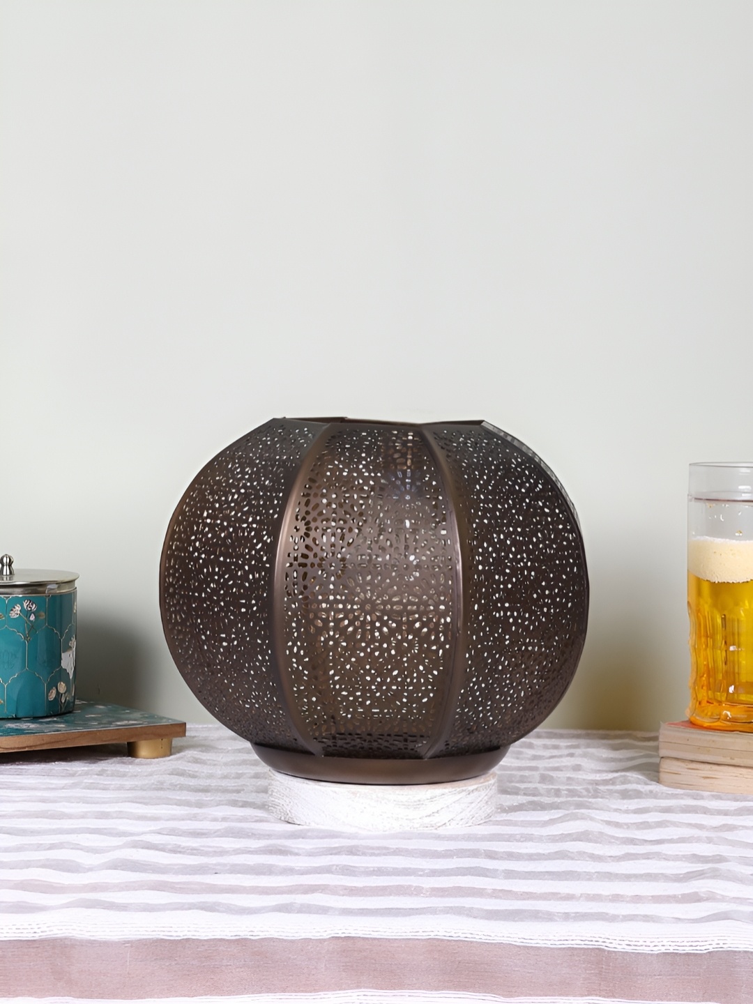 

Devansh White Textured Metal Traditional Spherical Table Lamp