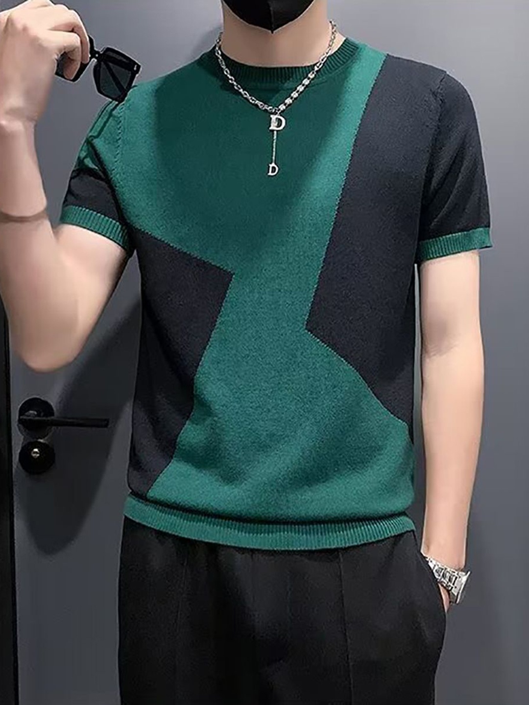 

StyleCast x Revolte Men Colourblocked Round Neck T-shirt, Green