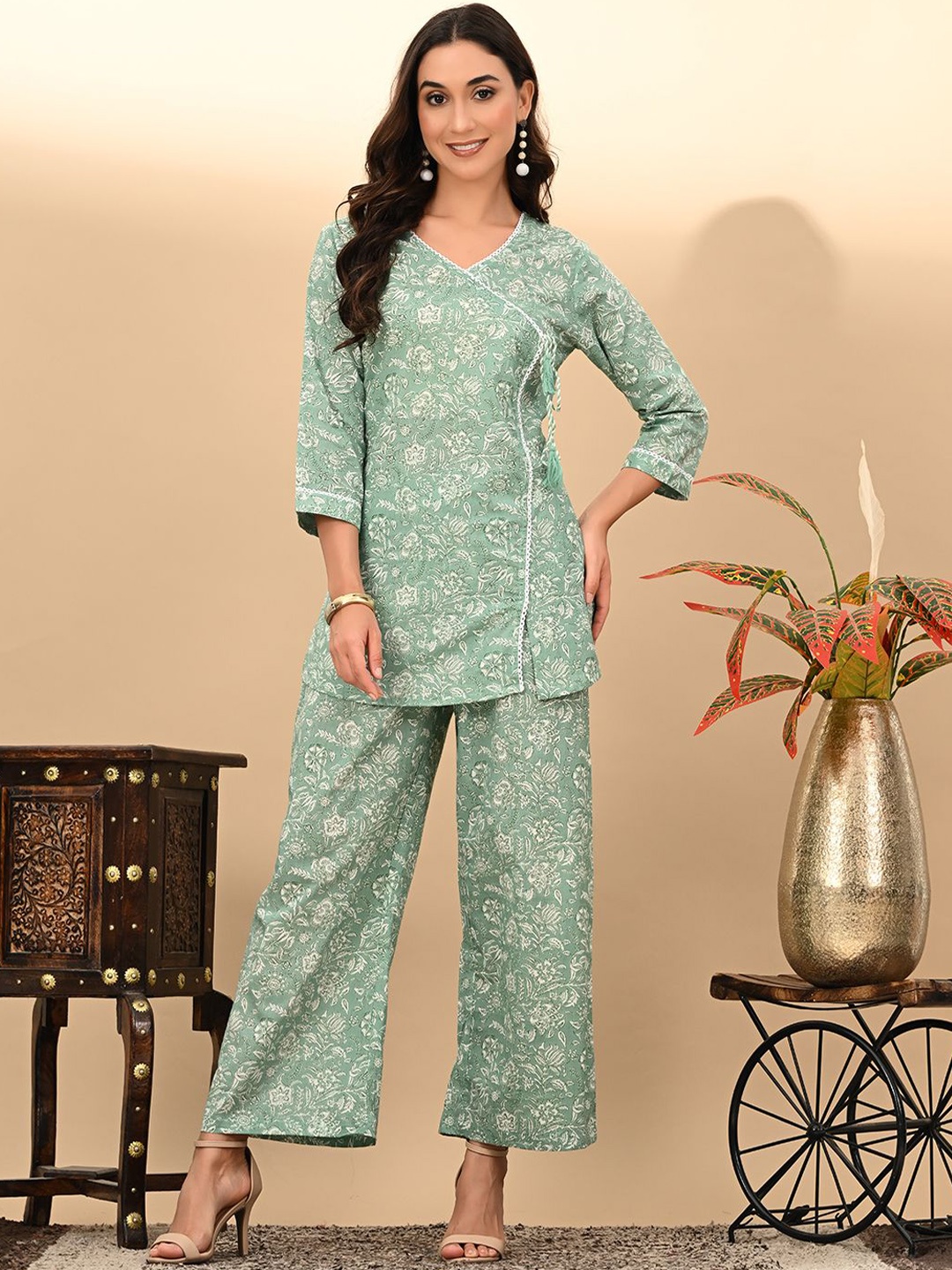 

RAJPUTANA CAMISA Women Floral Printed V-Neck Pure Cotton Night Suit, Green