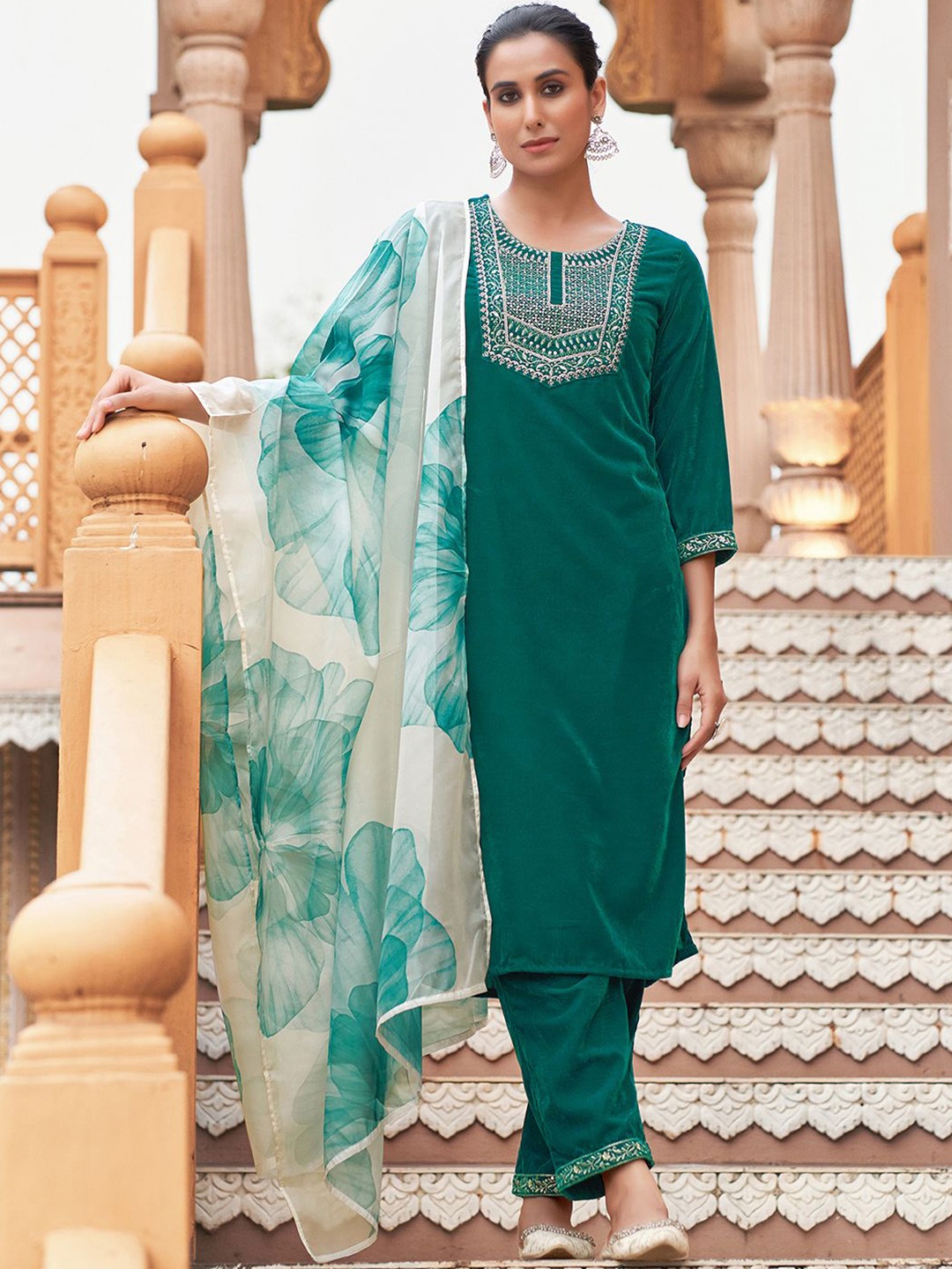 

SKYLEE Embroidered Sequinned Velvet Straight Kurta with Trousers & Dupatta, Green