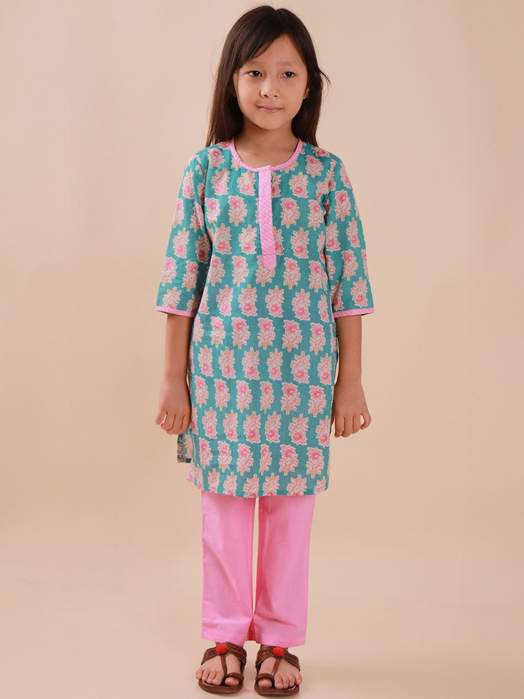 

Sangria Girls Floral Printed Pure Cotton Straight Kurta With Trousers, Teal