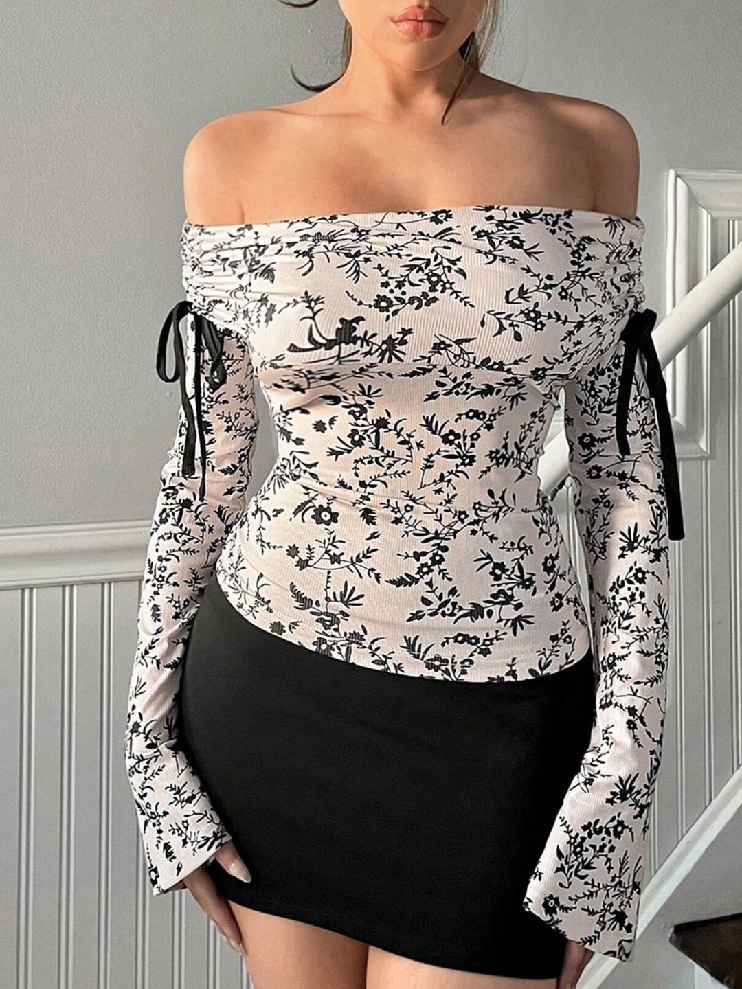 

KPOP Women Floral Printed Off-Shoulder Top, Black