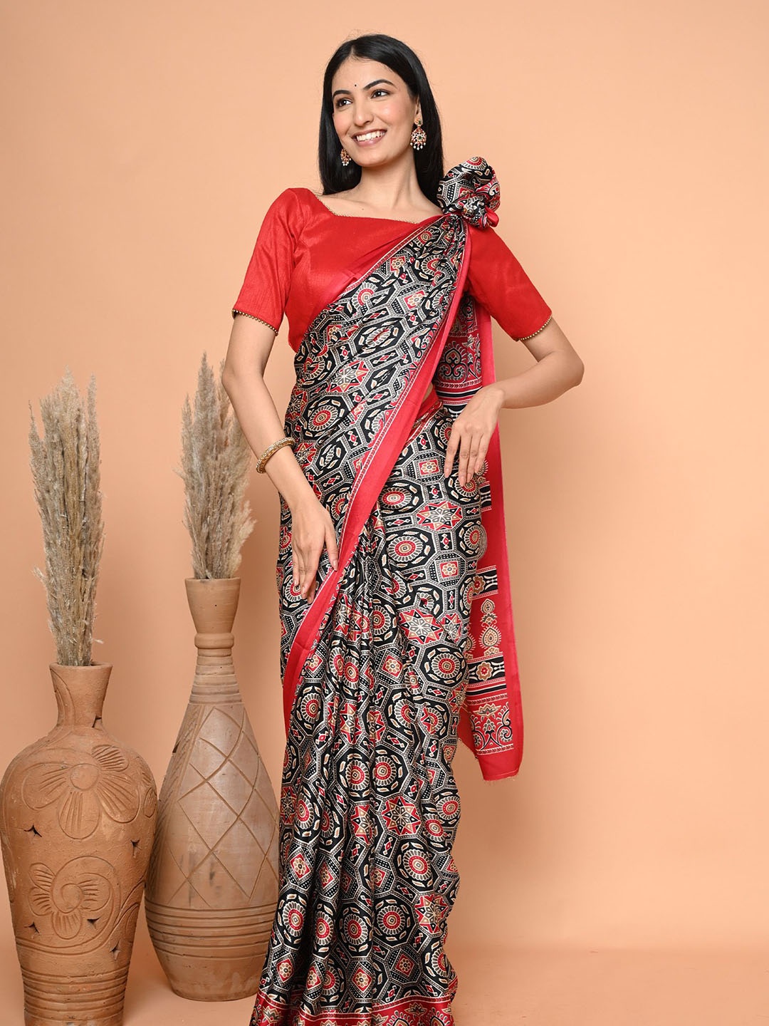 

BEATITUDE Woven Design Satin Saree, Red