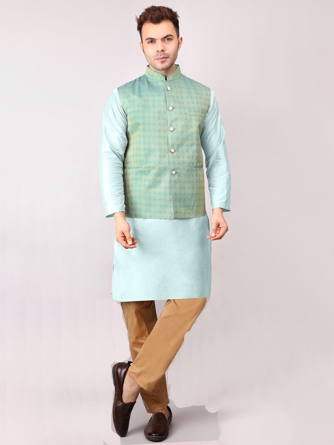 

Voniry Mandarin Collar Jacquard Straight Kurta With Pyjamas & Jacket, Green