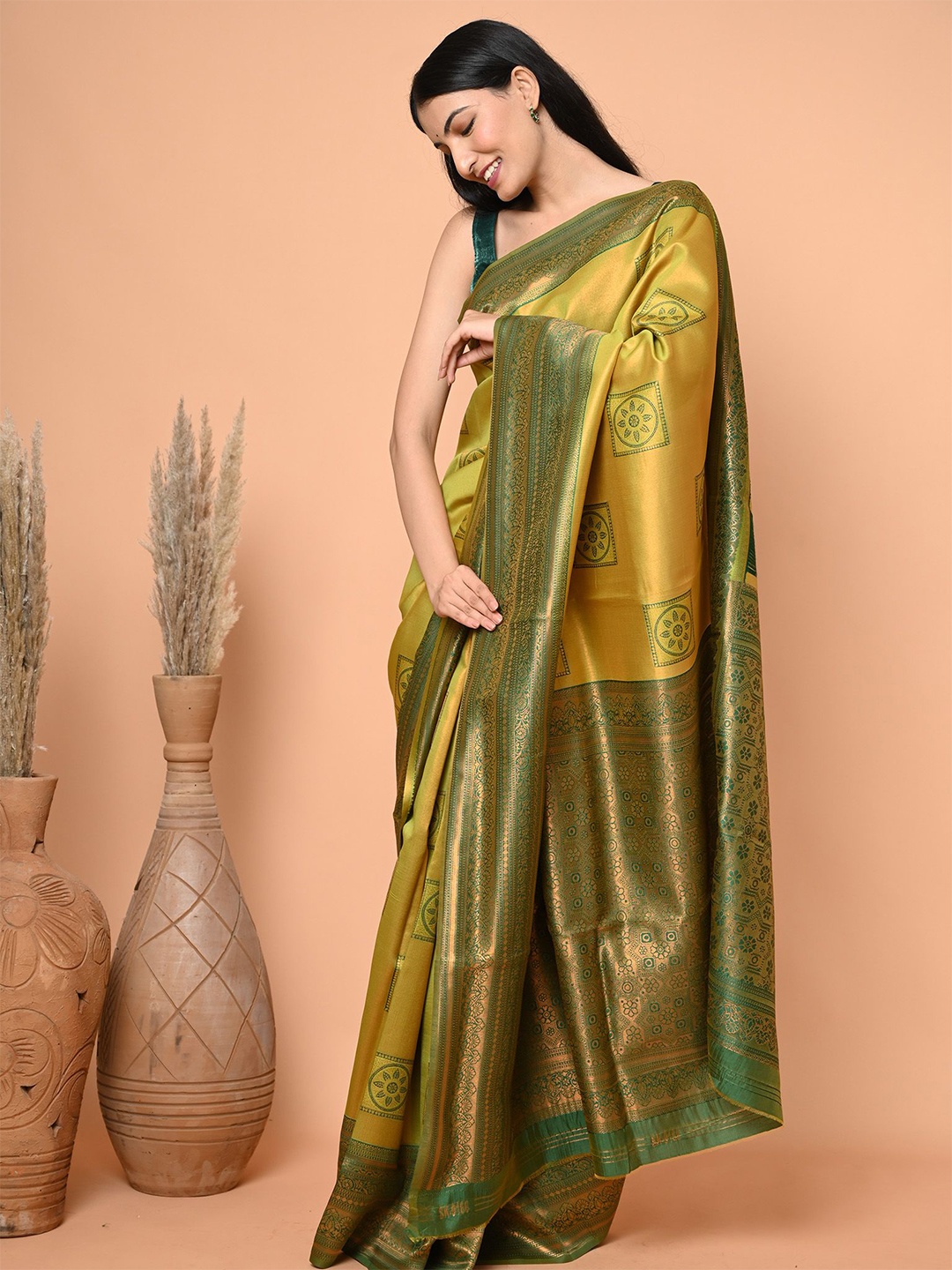 

BEATITUDE Woven Design Saree, Green