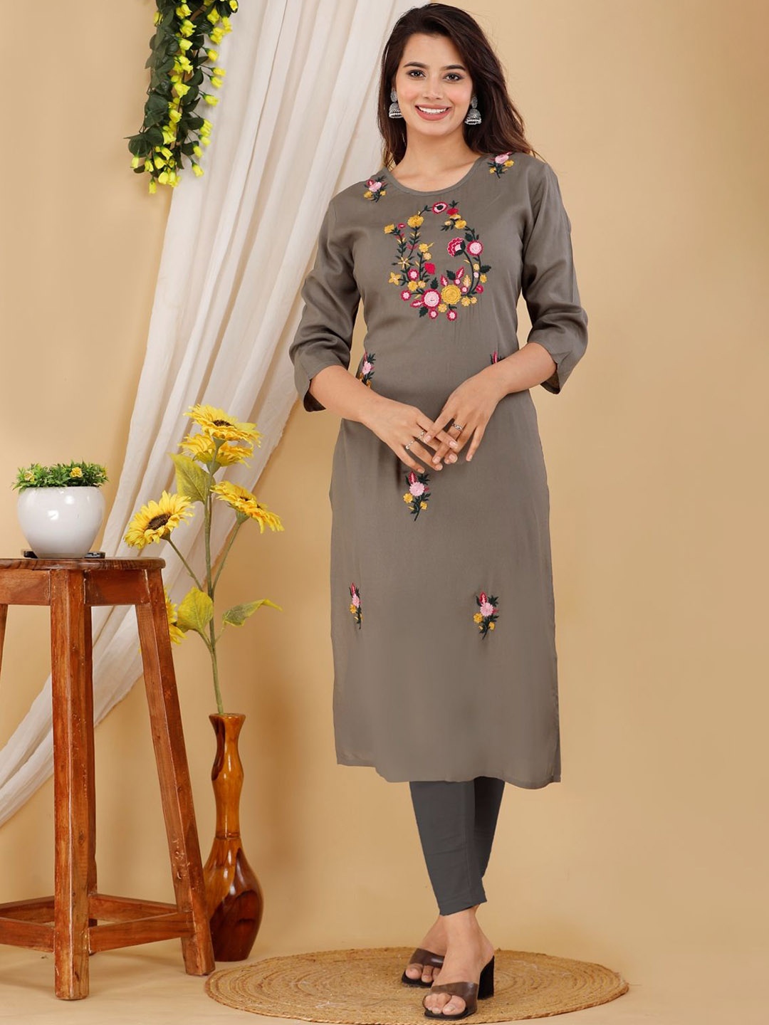 

Mehsoos Floral Embroidered Round Neck Straight Kurta, Grey