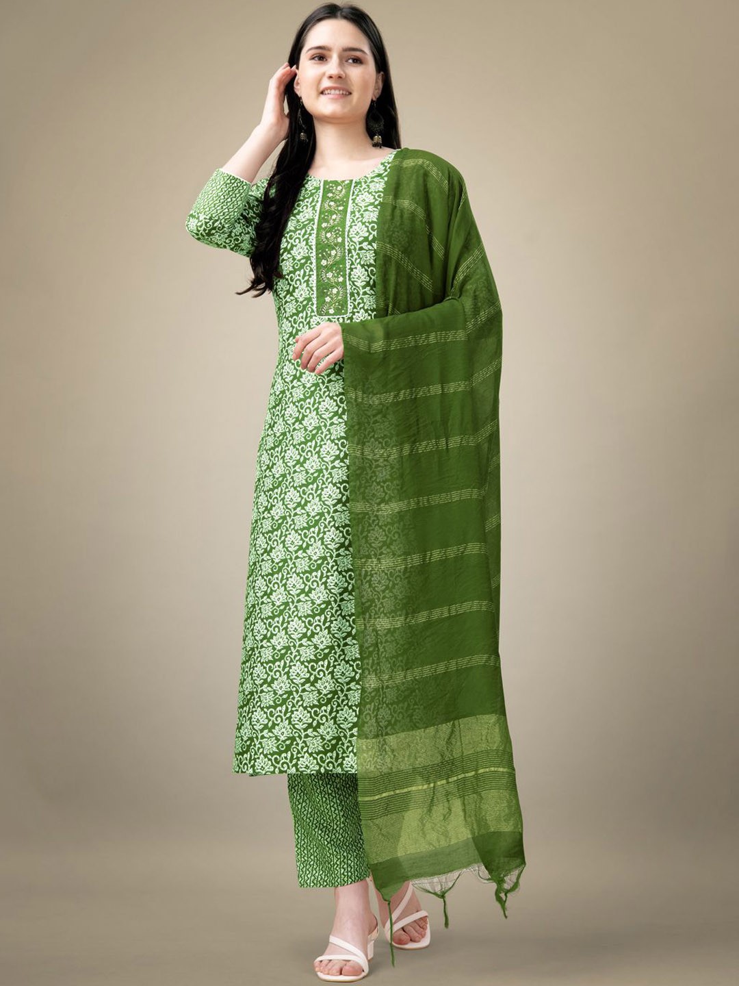 

KAYOMMI Floral Printed Thread Work Straight Kurta with Churidar & Dupatta, Green