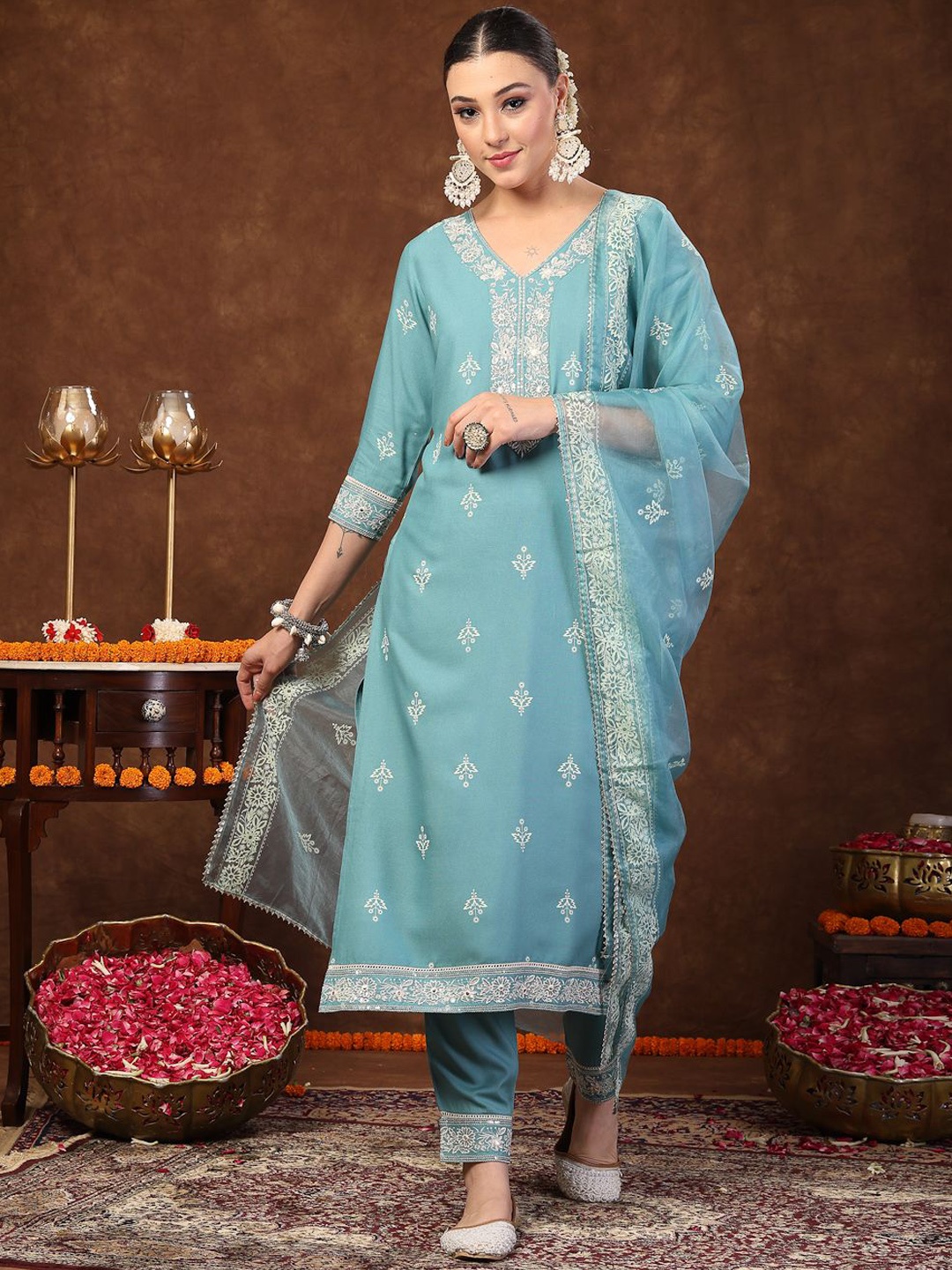 

Stylum Blue & White Floral Printed Straight Kurta & Trousers With Dupatta