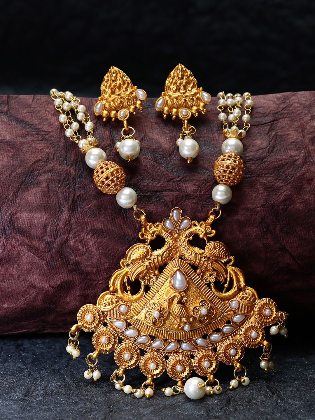 

ANIKAS CREATION Gold-Plated Stones-Studded & Beaded Jewellery Set
