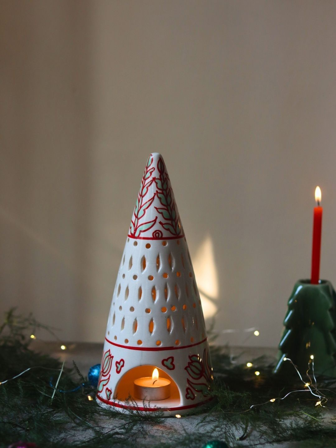 

WEAVING HOMES White & Red Christmas Tree Tea Light Diffuser