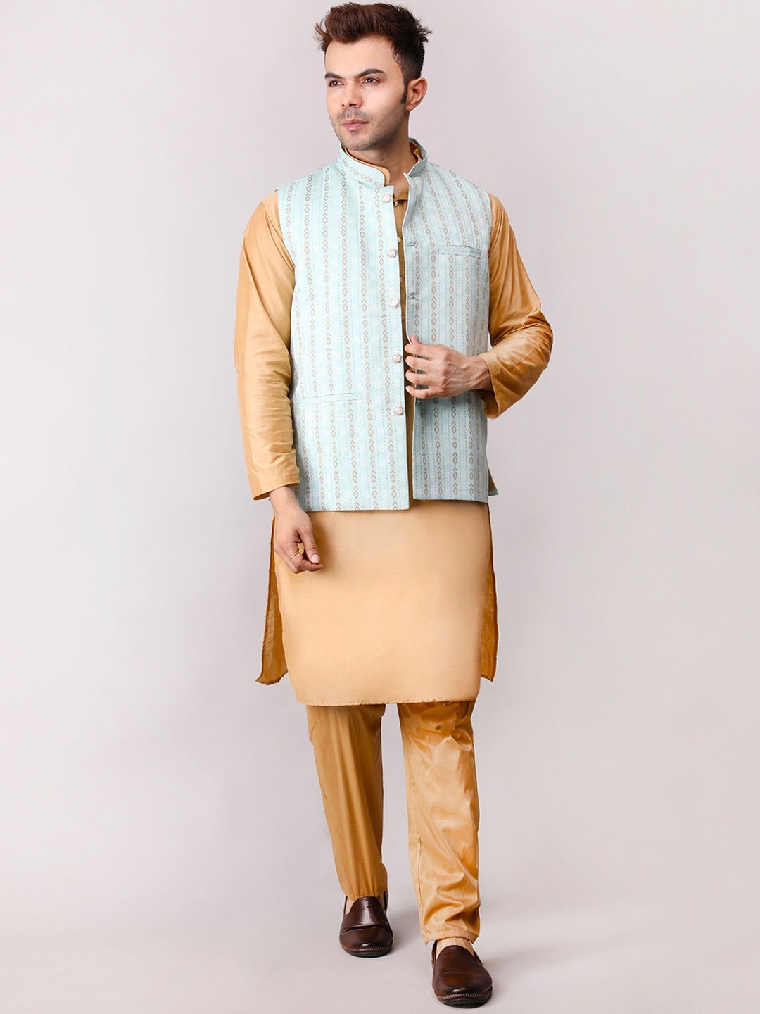 

Voniry Geometric Woven Design Jacquard Straight Kurta With Pyjamas & Nehru Jacket, Green