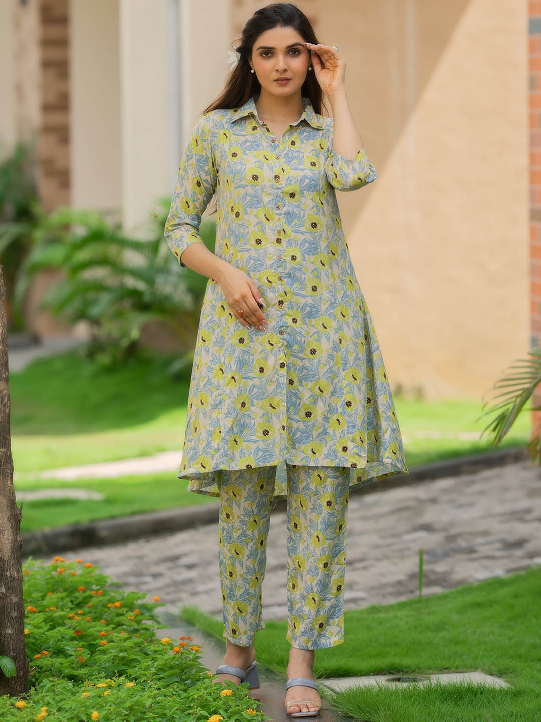 

MITTOO Floral Printed Shirt Collar A-Line Kurta With Palazzos, Olive