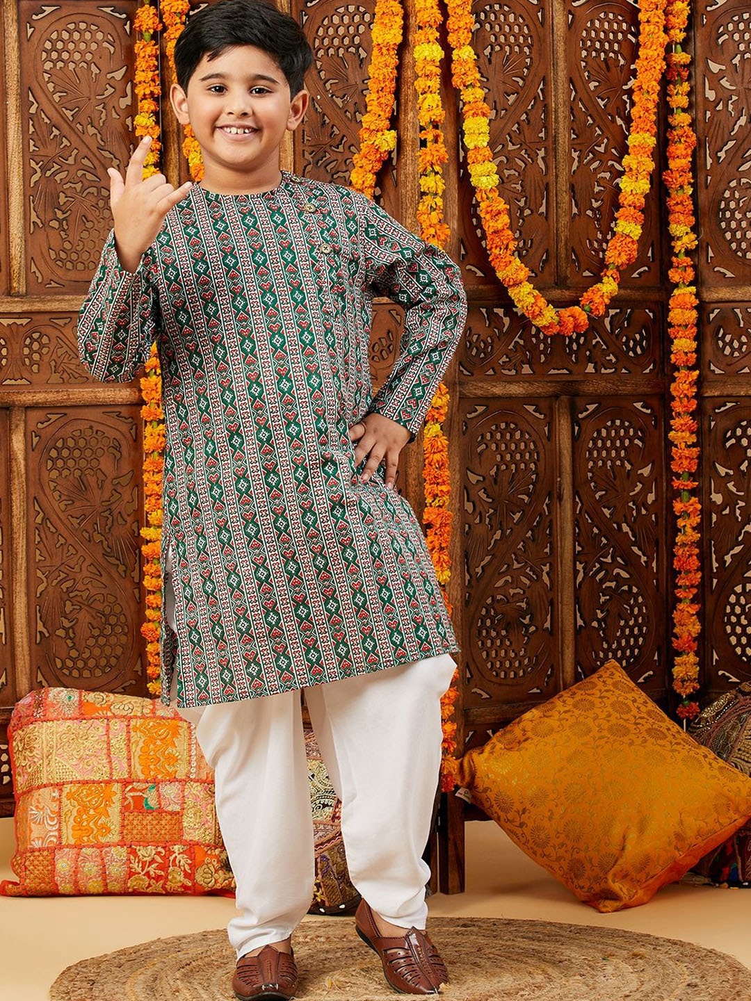 

Stylo Bug Boys Ethnic Motifs Printed Regular Pure Cotton Straight Kurta with Pyjamas, Green