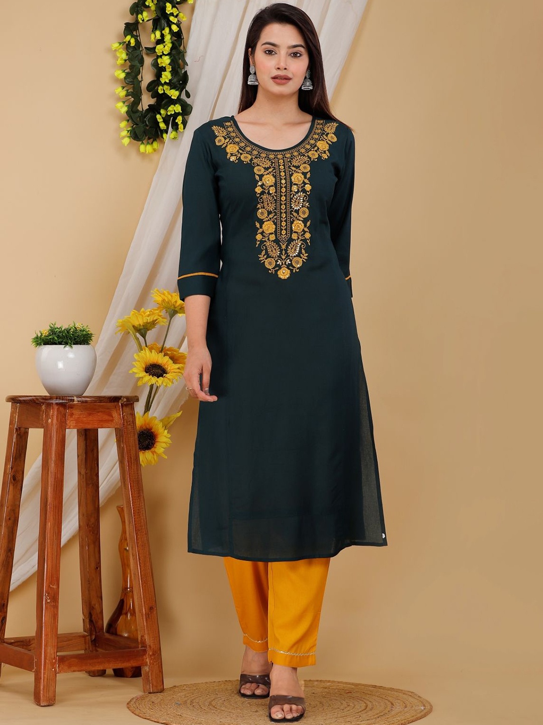 

Mehsoos Floral Embroidered Round Neck Straight Kurta, Green