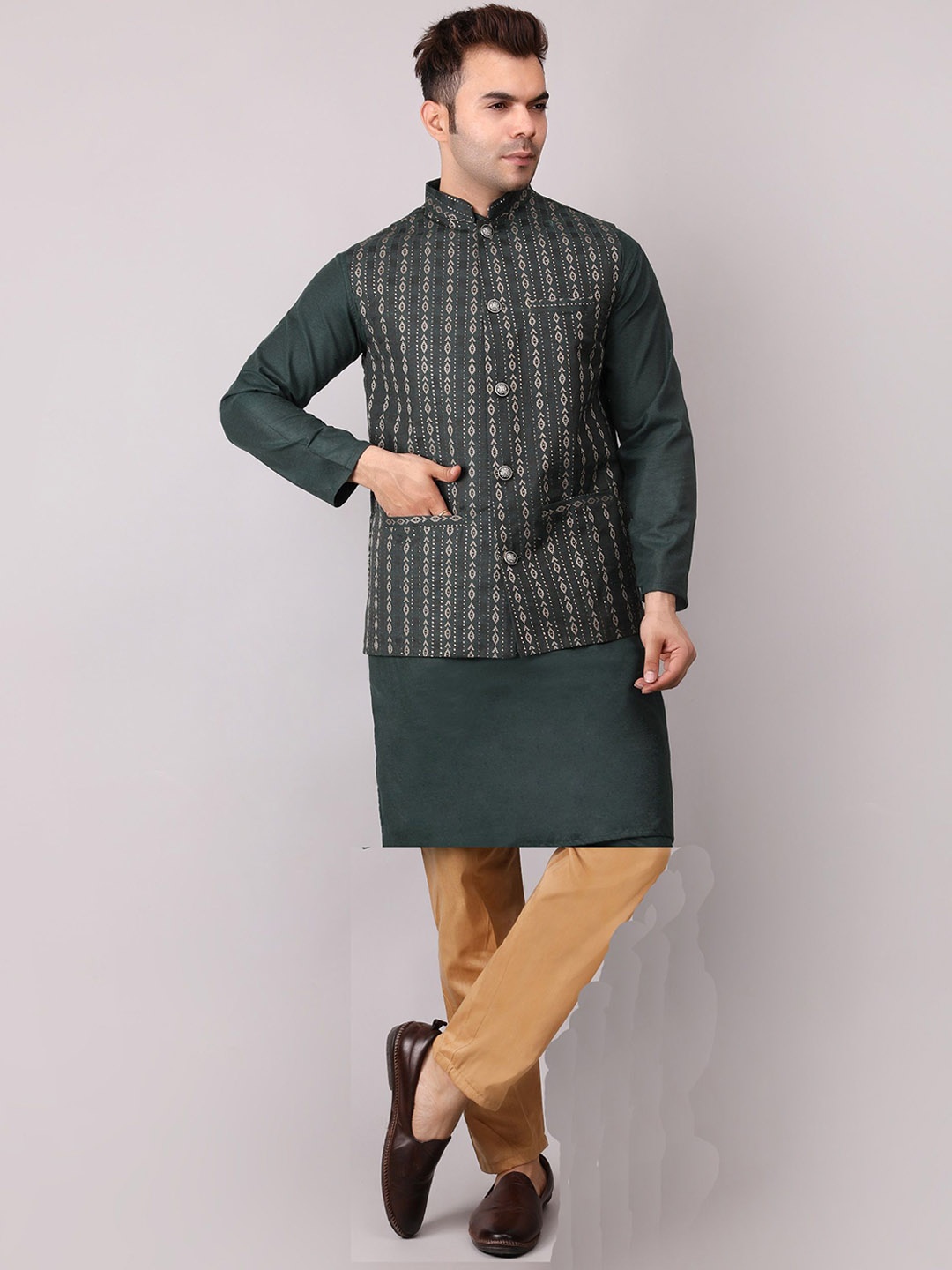 

Voniry Mandarin Collar Jacquard Straight Kurta With Pyjamas & Jacket, Green