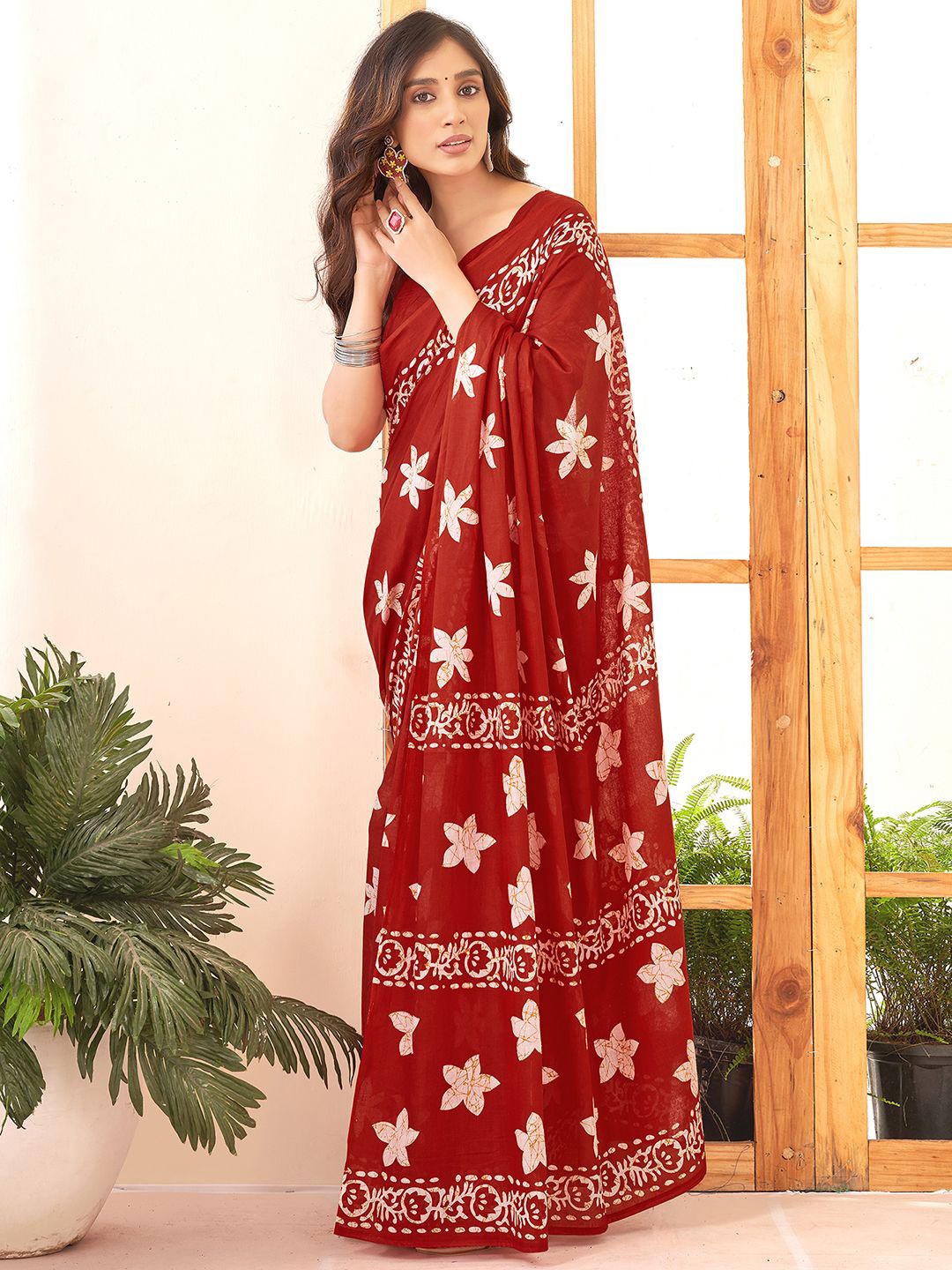 

Mitera Floral Printed Pure Cotton Dabu Saree, Red