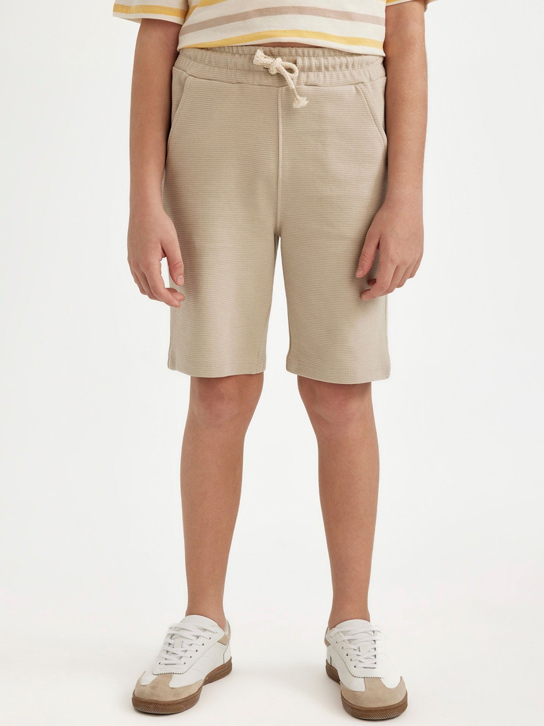 

DeFacto Boys Solid Shorts, Na