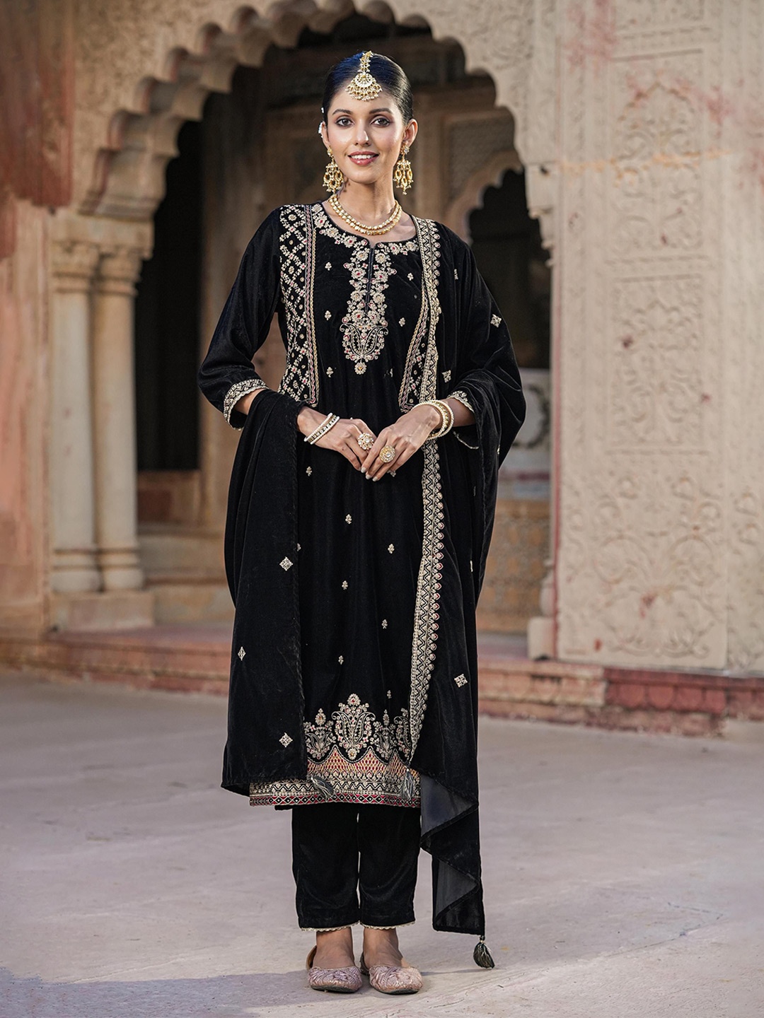 

SCAKHI Floral Embroidered Notch Neck Velvet Straight Kurta with Trousers & With Dupatta, Black