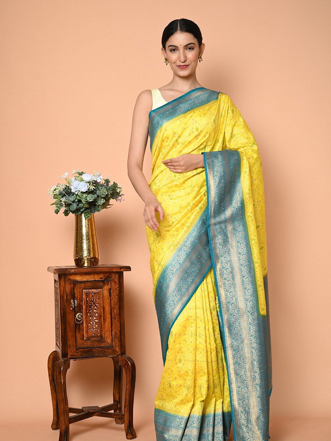

BEATITUDE Woven Design Zari Saree With Blouse Piece, Yellow