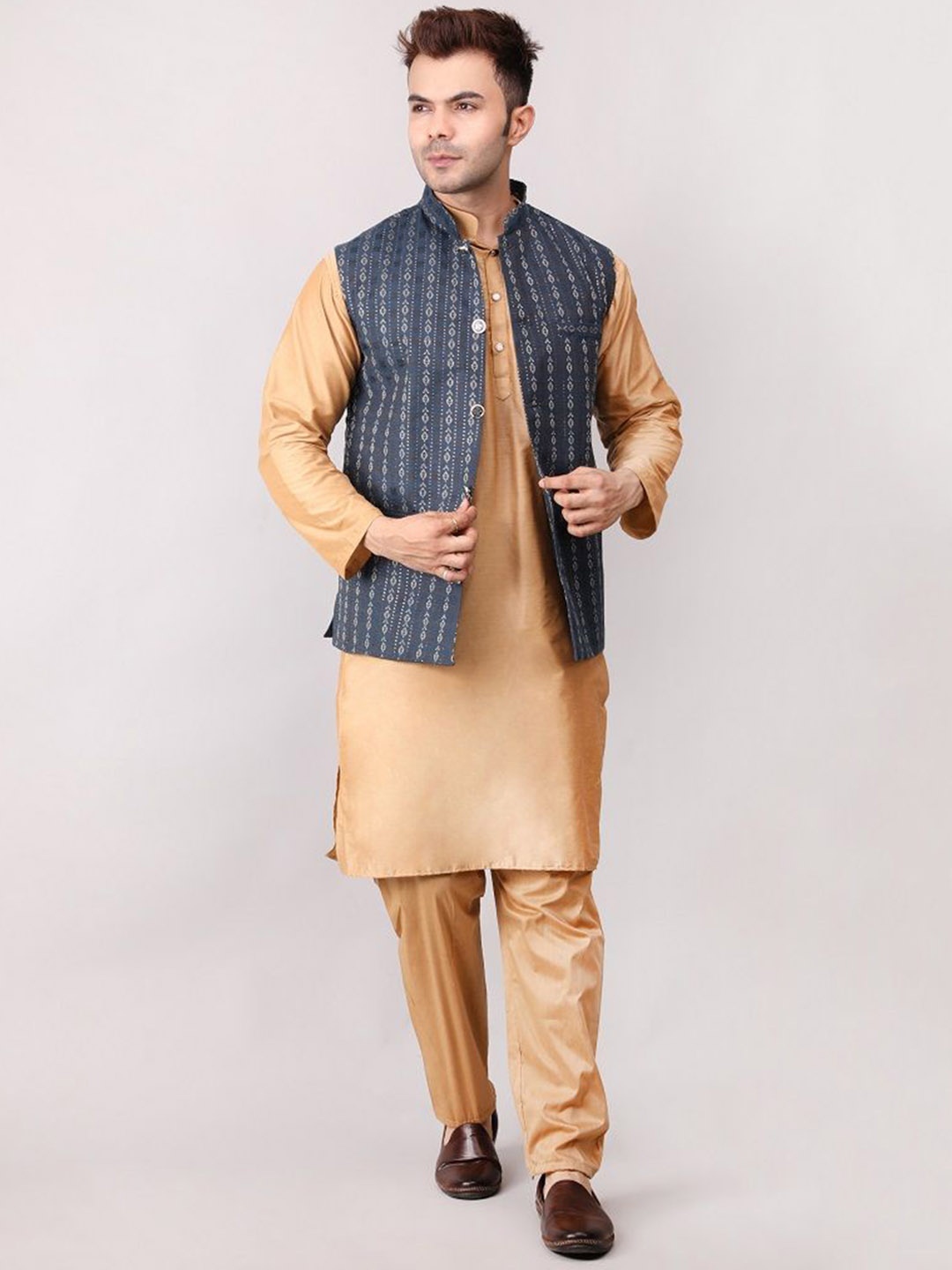 

Voniry Geometric Woven Design Jacquard Straight Kurta With Pyjamas & Nehru Jacket, Navy blue