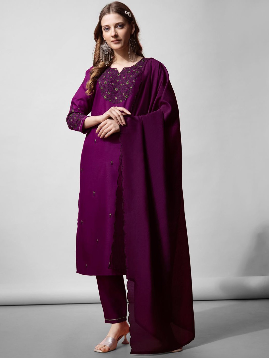 

KAYOMMI Floral Embroidered Thread Work Kurta with Trousers & Dupatta, Purple