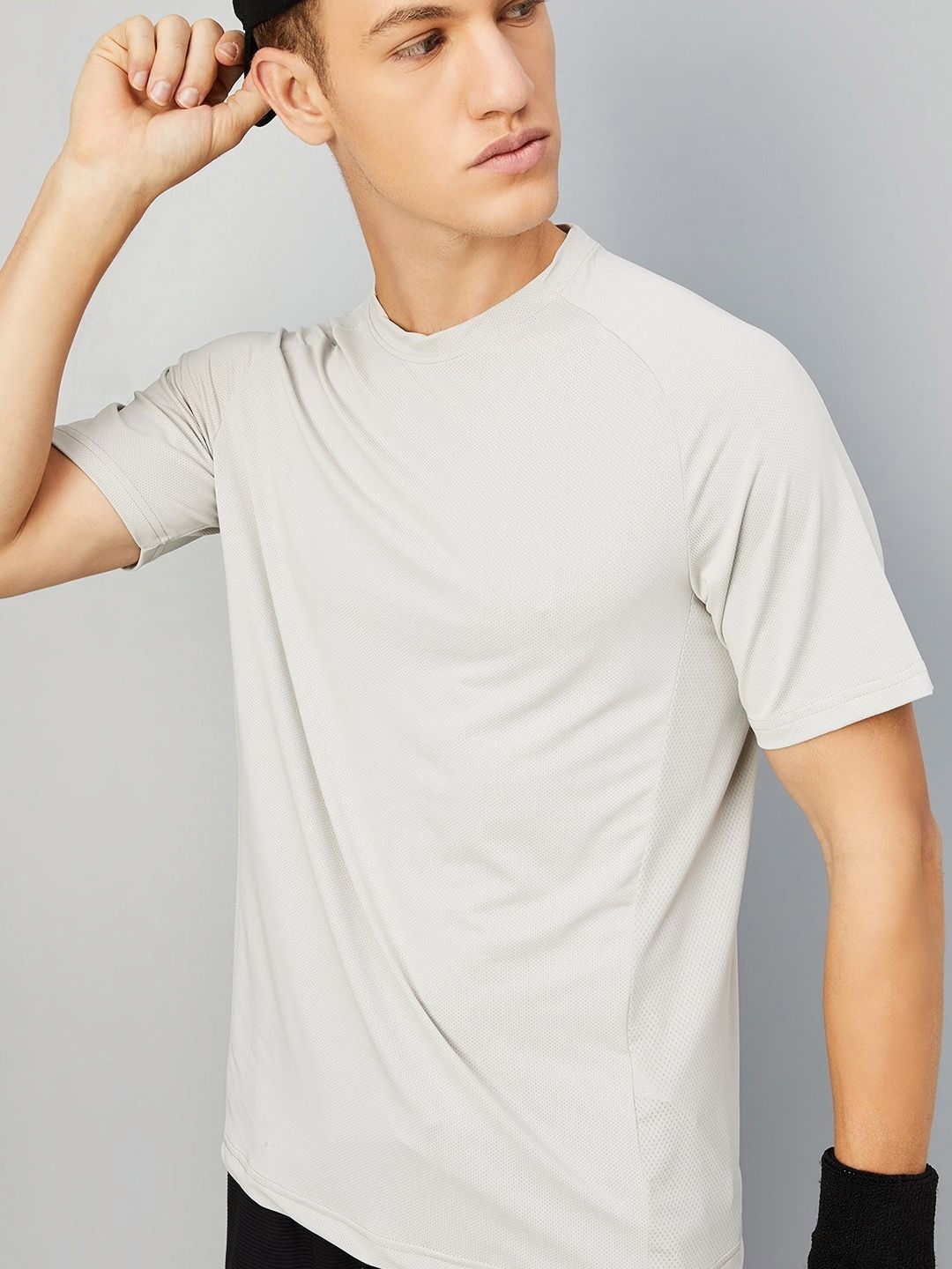 

max Men Solid Round Neck Cotton T-shirt, Grey