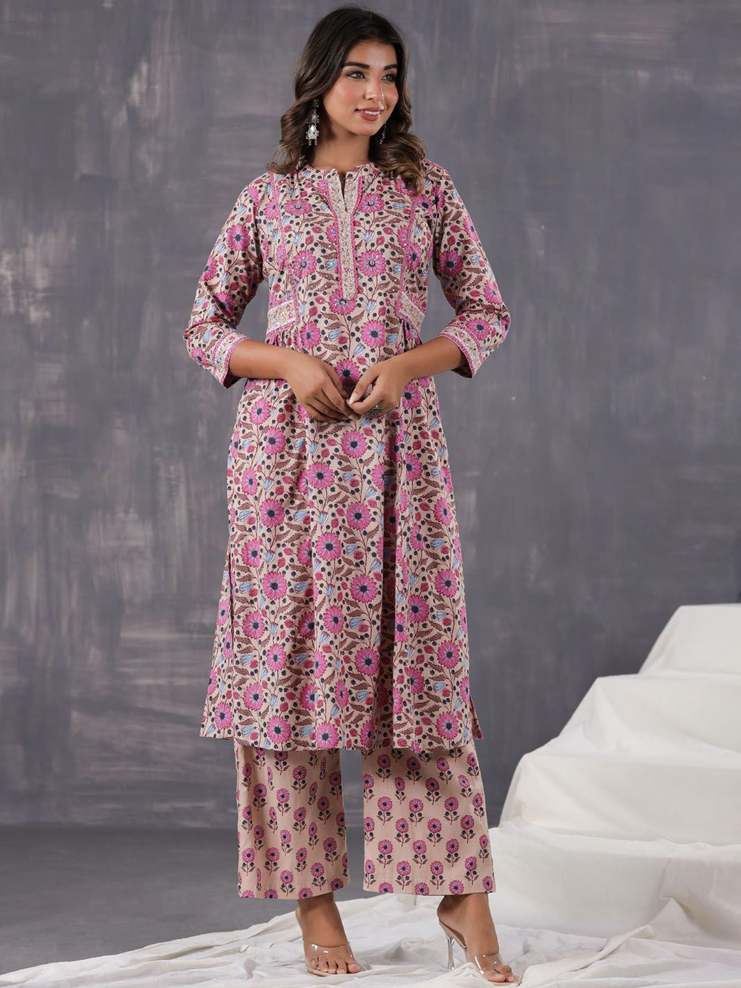 

Meena Bazaar Floral Printed Mandarin Collar Sequinned Straight Kurta With Trousers, Peach