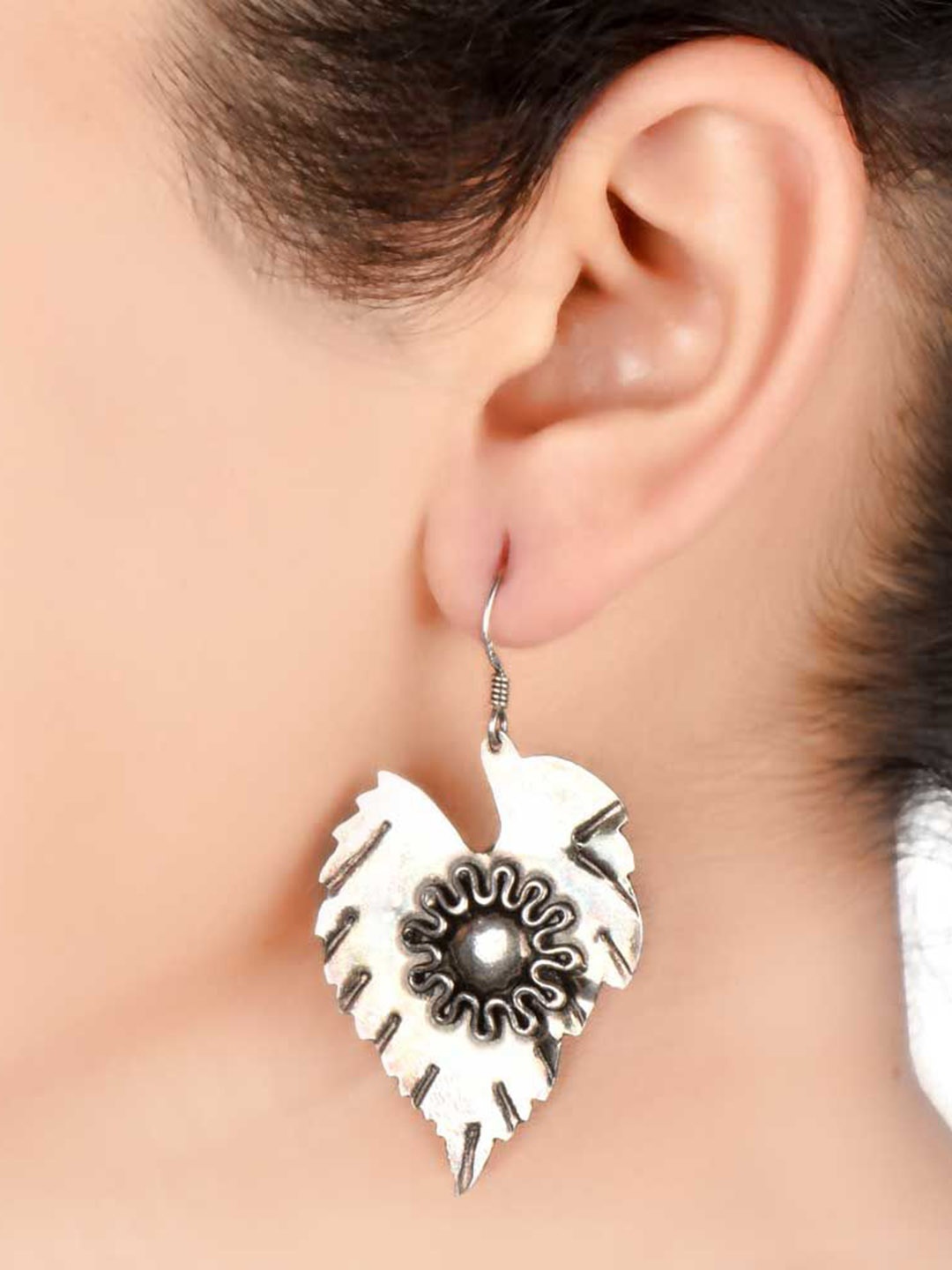 

Indianshelf 92.5 Sterling Silver Leaf Shaped Drop Earrings