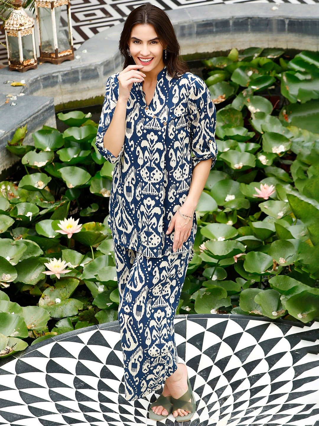 

GoSriKi Ethnic Motifs Printed Mandarin Collar Top With Trousers, Blue