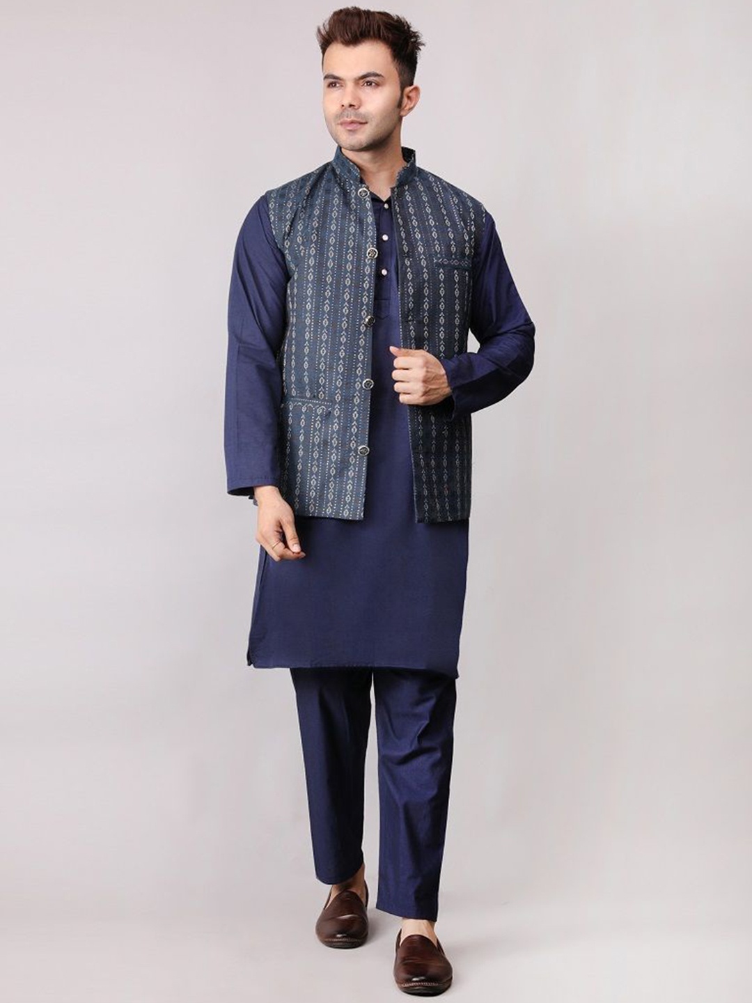 

Voniry Ethnic Motifs Woven Design Straight Kurta With Pyjamas & Nehru Jacket, Navy blue