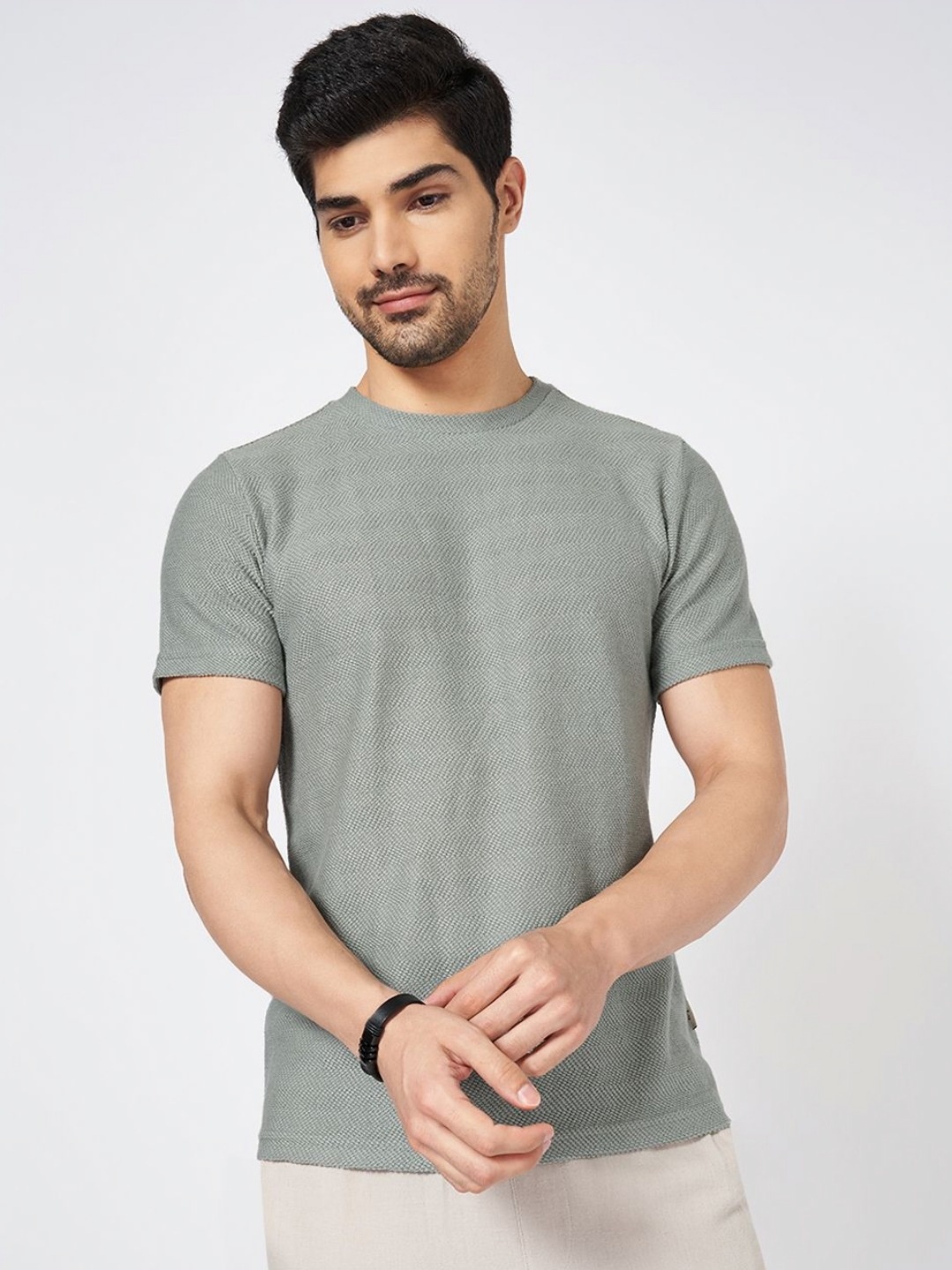 

7 Alt by Pantaloons Men Solid Round Neck Cotton T-shirt, Grey