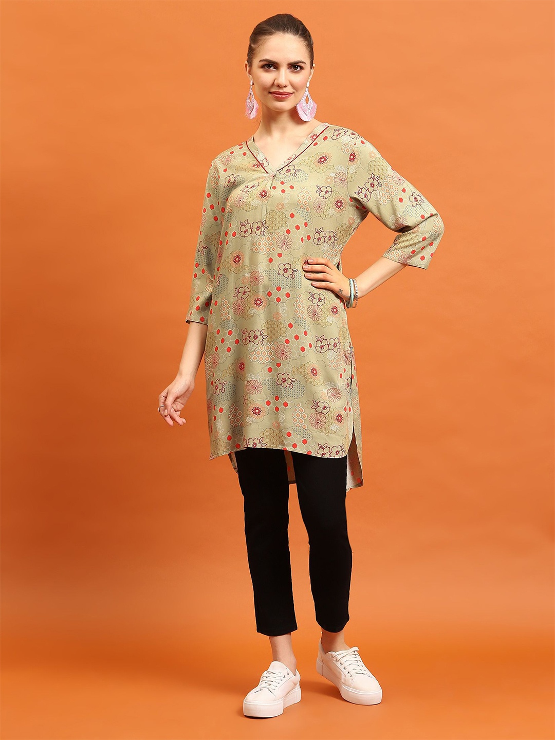 

Shree Women Floral Printed Liva Kurta, Grey