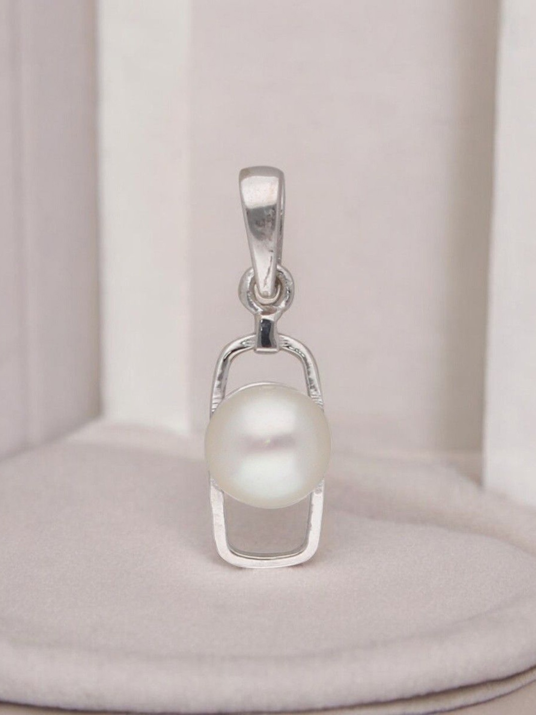 

Sri Jagdamba Pearls Dealer 92.5 Qiyara Circular Pendant, Silver